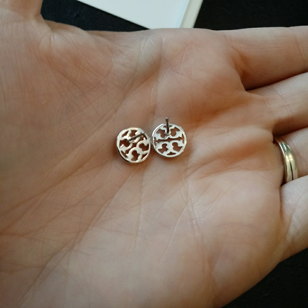 Tory Burch NWOT Silver Circle Logo Stud Earrings - Picture 5 of 8